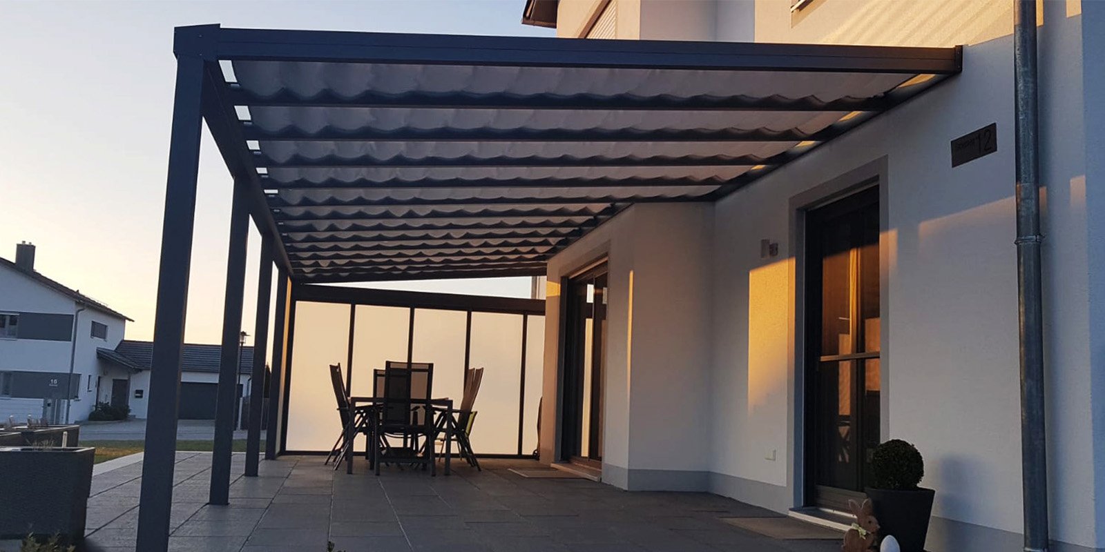 Moderne Terrassenüberdachung aus Aluminium mit LED-Beleuchtung – stilvoller Wetterschutz für Garten und Terrasse.
