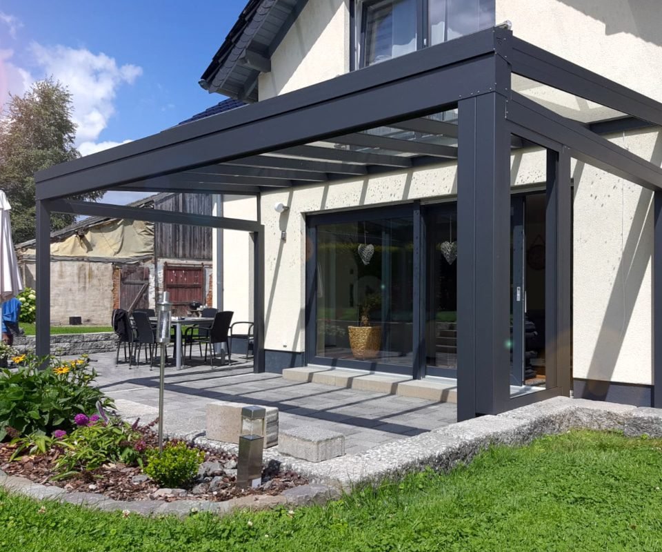 Terrassenüberdachung aus Aluminium mit Glas – moderne Überdachung für Terrasse in Leverkusen