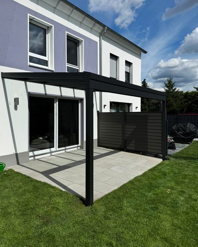 Moderne Terrassenüberdachung aus Aluminium in einem Einfamilienhaus – Schutz vor Sonne und Regen, ideale Lösung in Leverkusen.