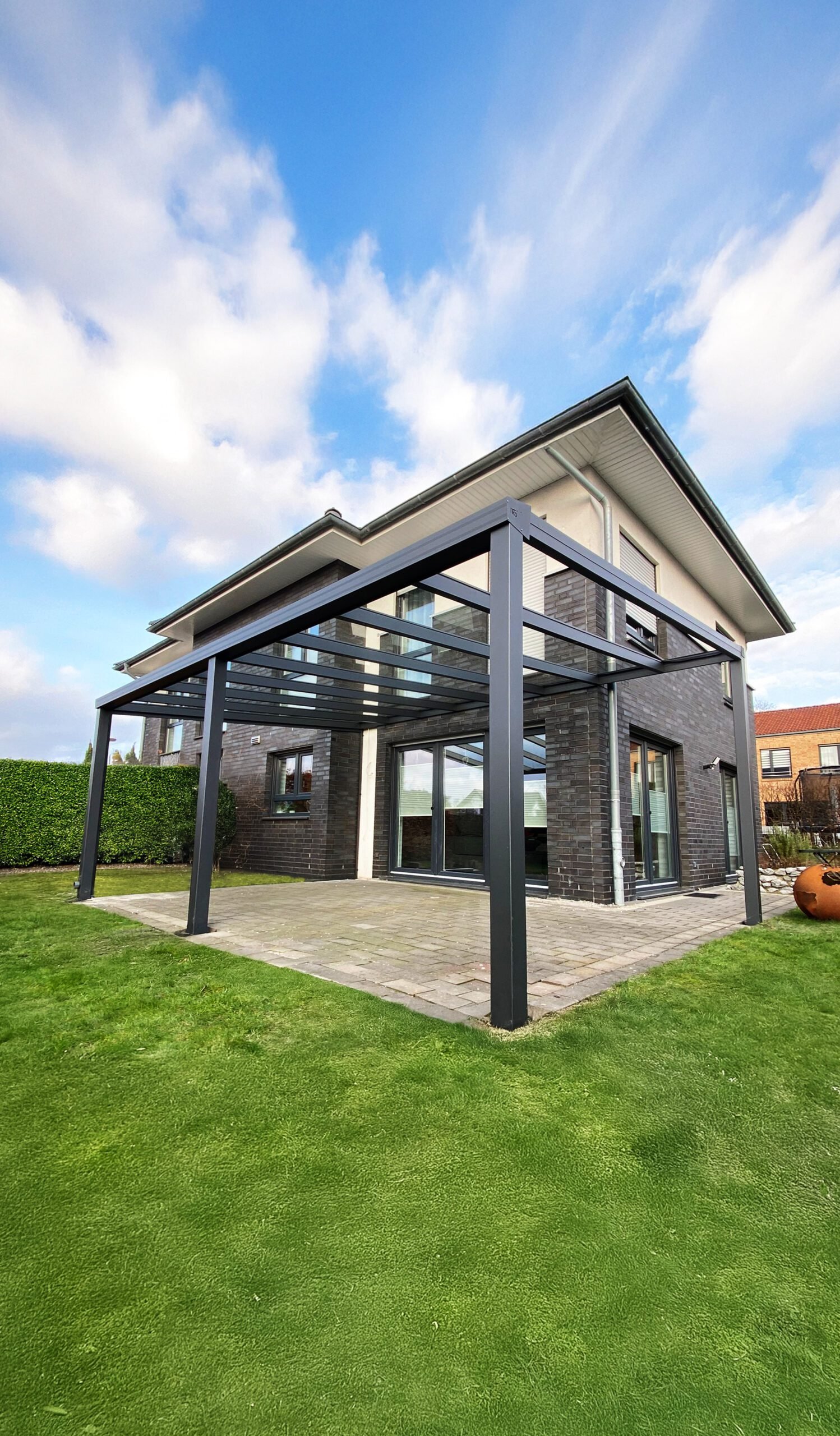 „Terrassenüberdachung Leverkusen – moderne Glas- und Aluminiumüberdachung für Terrasse mit Gartenblick“