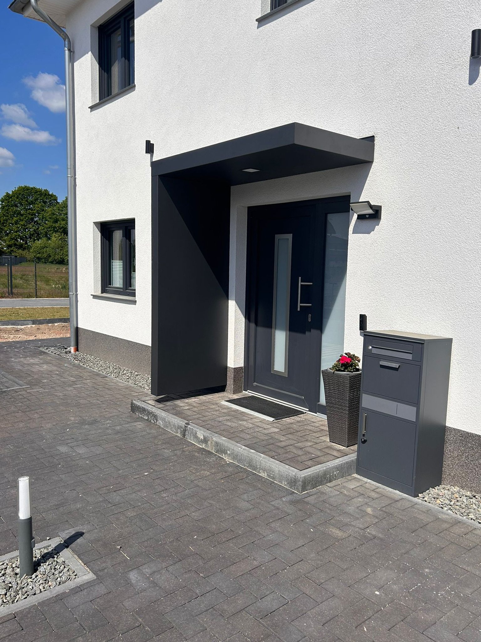 Moderne Haustür mit Fenster und stilvollem Überdachungselement in Leverkusen
