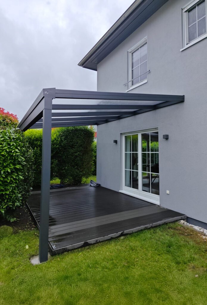 Terrassenüberdachung mit großen Schiebefenstern in Leverkusen