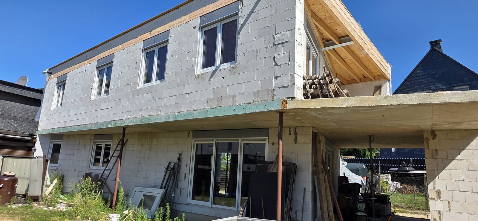 Neubau mit neuen Fenstern in Leverkusen – Elsfen Bauelemente beim fachgerechten Fenstereinbau.