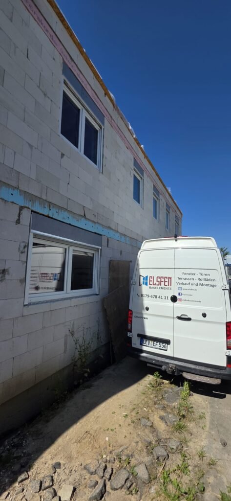 Fensterbau und Montage in Leverkusen – Elsfen Servicefahrzeug vor Ort beim Einbau neuer Fenster.
