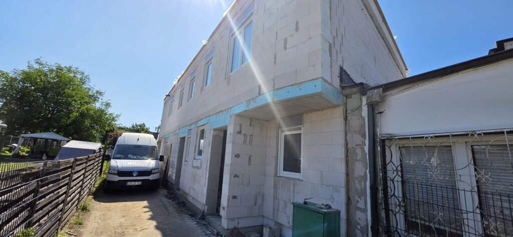 Fenster Montage in Leverkusen – Elsfen Team beim Einbau neuer Fenster vor Ort mit Servicefahrzeug.