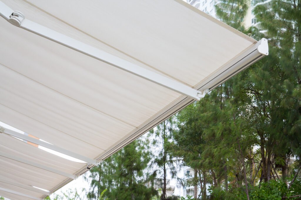 Weiße Markise im Garten – Sonnenschutz von Elsfen Bauelemente in Leverkusen