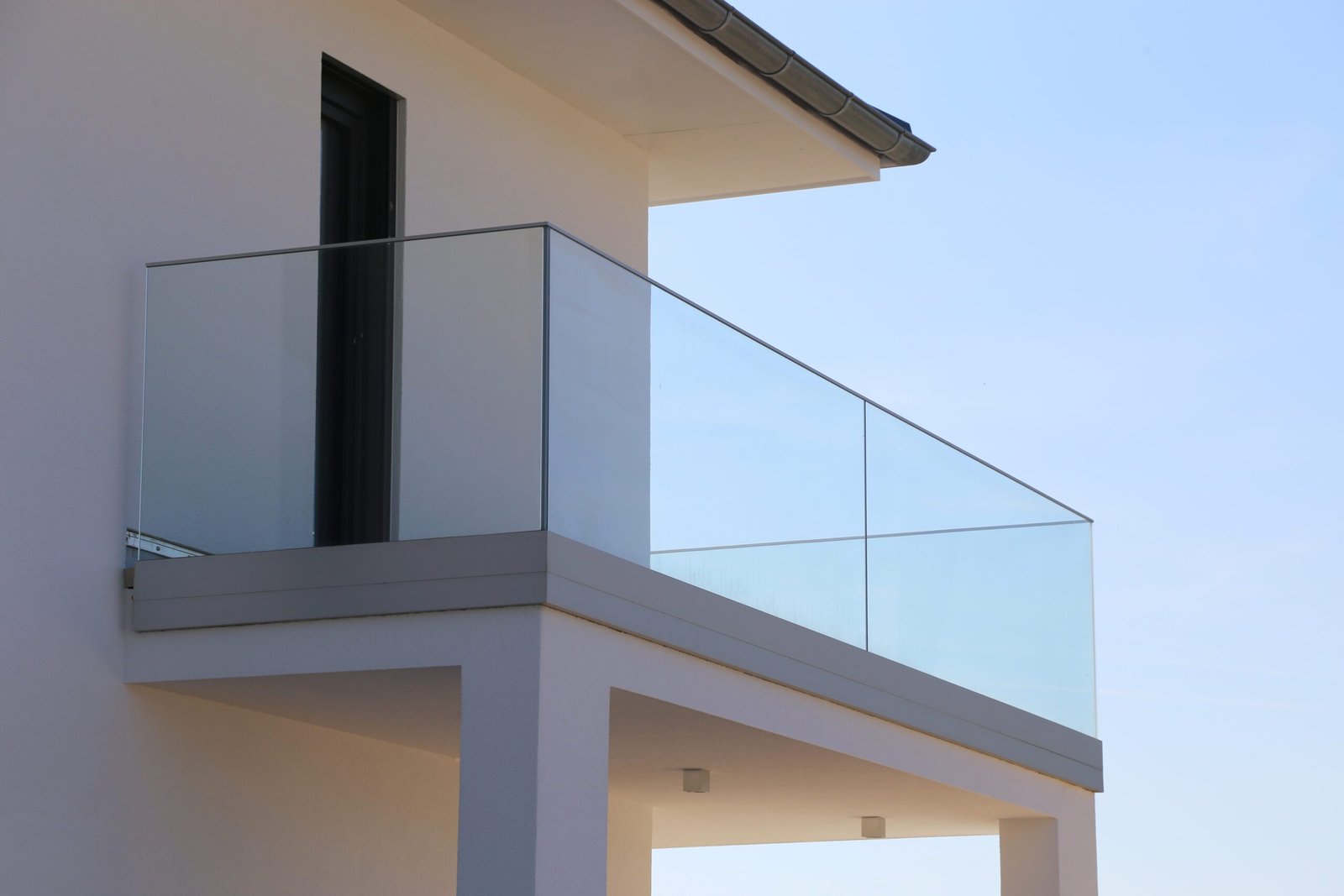 Absturzsicherung aus Glas in Leverkusen – modernes Glas-Balkongeländer mit Aluminiumprofilen“