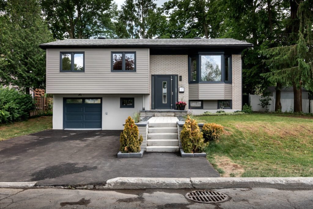 Modernes Einfamilienhaus in Langenfeld mit neuen Fenstern und Türen von Elsfen