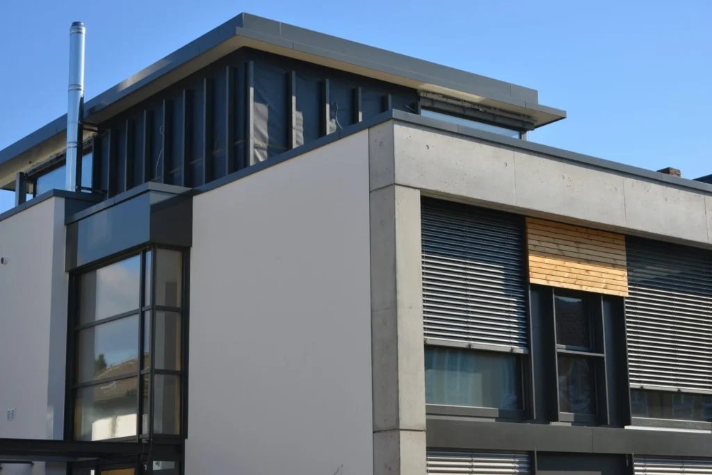 "Elsfen-Monteur bei der fachgerechten RAL-Montage eines neuen Fensters mit Abdichtung in Leverkusen.