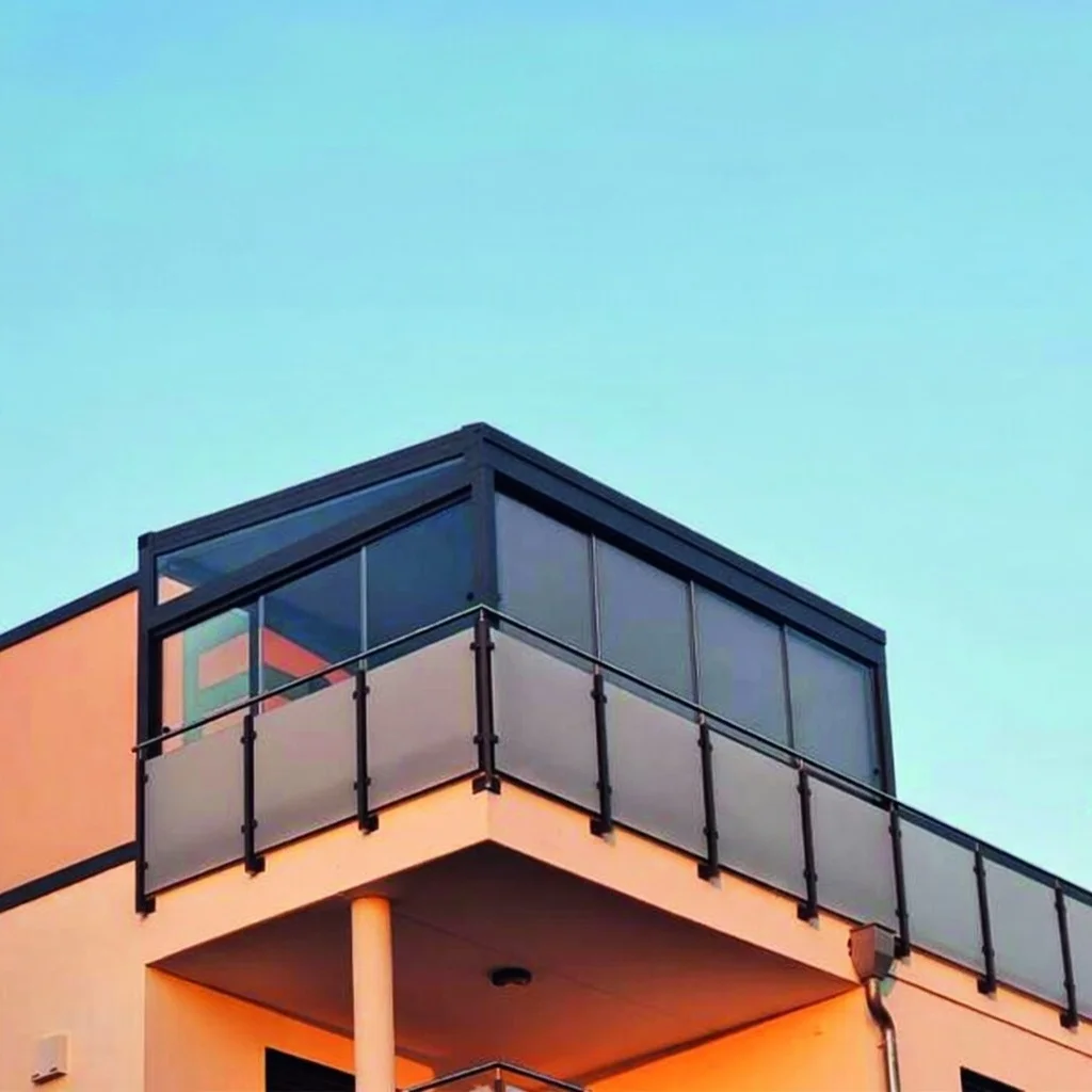 "Modernes Glasgeländer und Absturzsicherung aus Sicherheitsglas (VSG) an einem Wohnhaus in Köln."