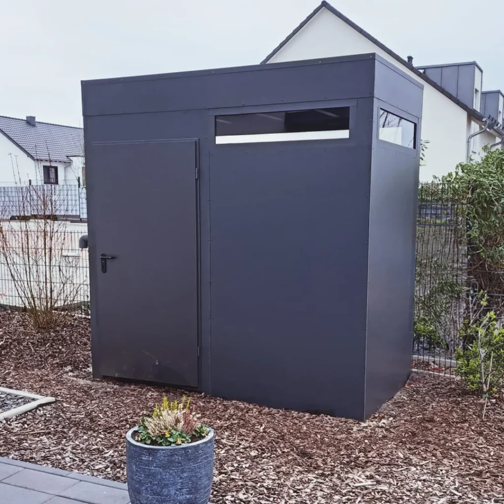 Hoher, schmaler Gartenschrank aus Aluminium in Anthrazit mit Oberlicht, platzsparend für Terrasse oder Balkon in Köln / Leverkusen