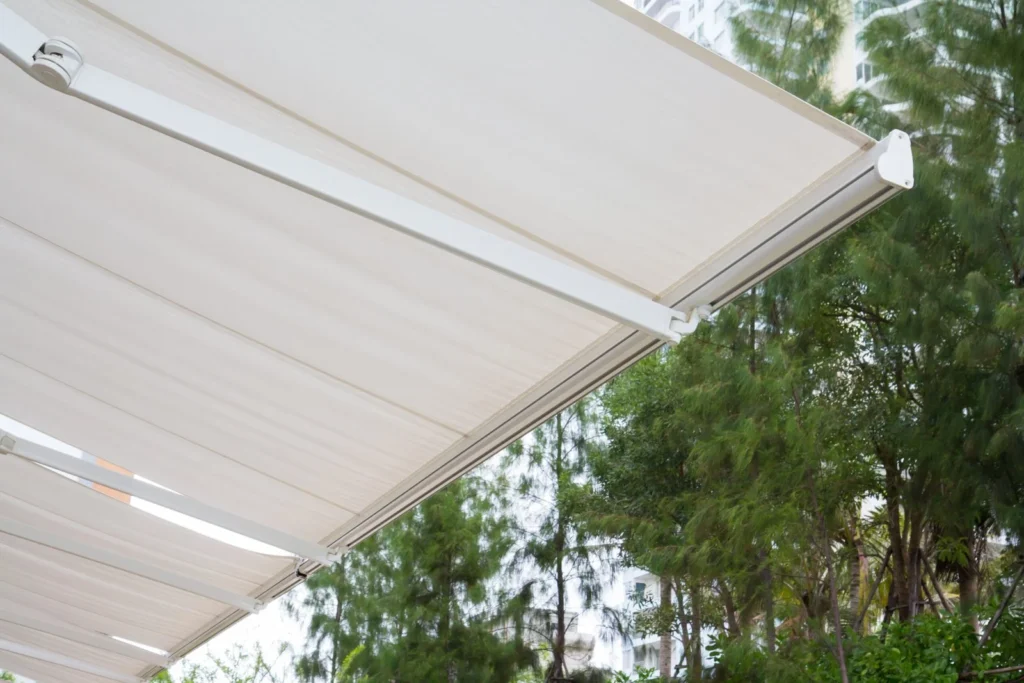 Elegante weiße Markise in modernem Design von Elsfen – Sonnenschutz für Terrassen in Köln und Leverkusen