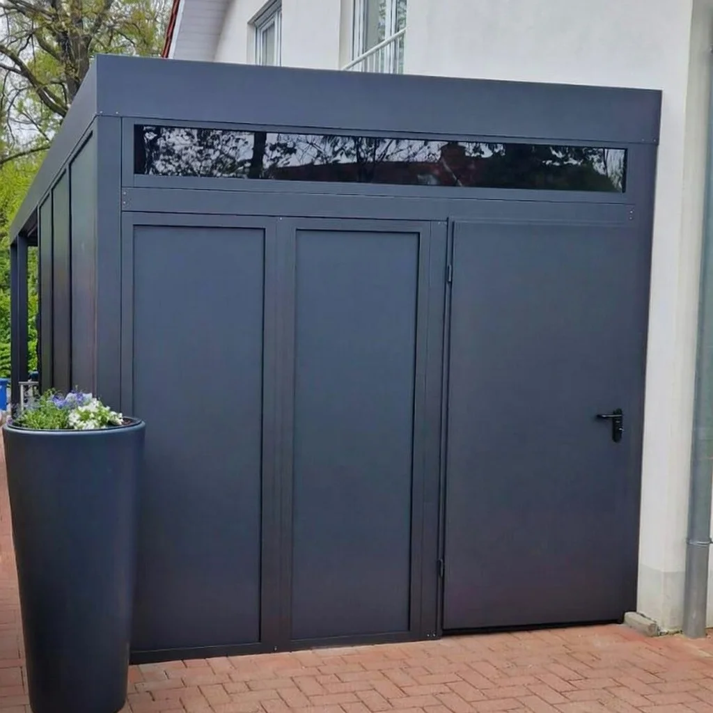 Anthrazitfarbenes Gartenhaus aus Aluminium mit Flachdach und Oberlicht, nutzbar als Geräteschuppen oder Fahrradgarage in Langenfeld / Bergisch Gladbach