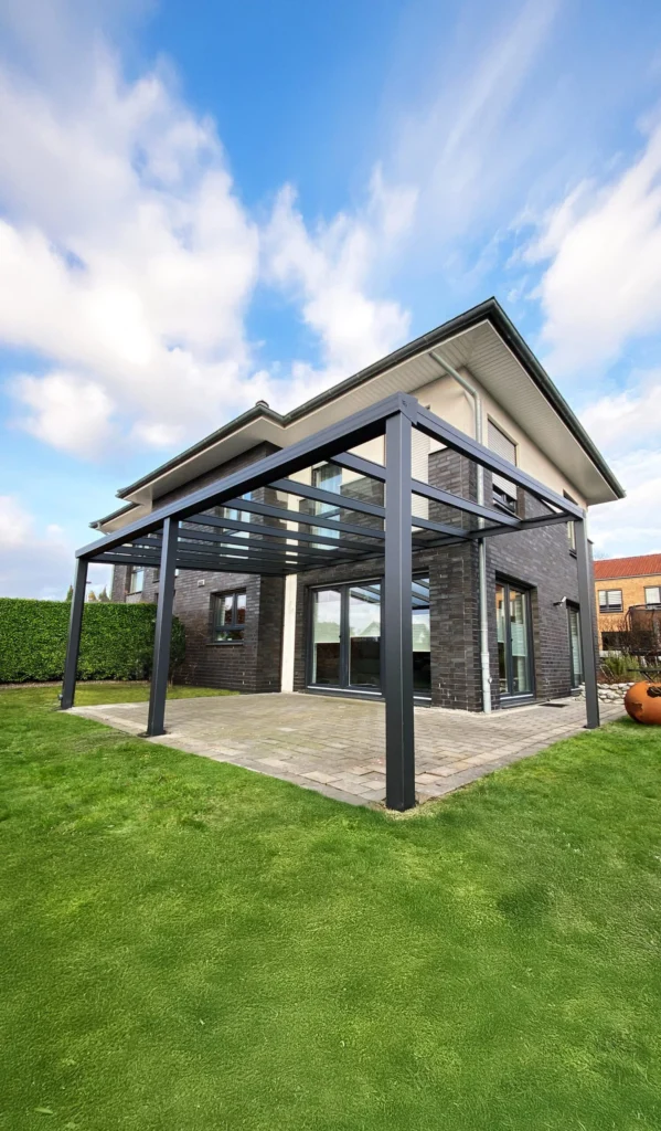 Moderne Terrassentür mit großem Glaselement für direkten Zugang zum Garten in Leverkusen.