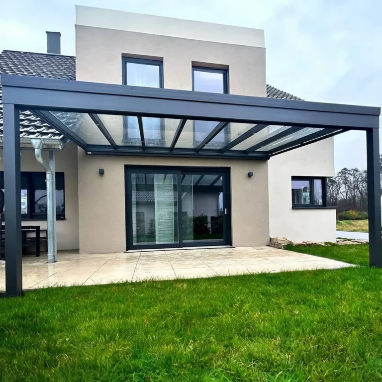 Moderne Terrassenüberdachung aus Glas und Aluminium (Anthrazit) in Langenfeld und Burscheid