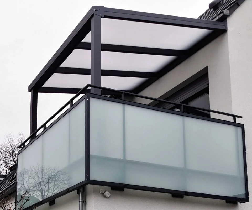 Moderne Balkonüberdachung aus anthrazitfarbenem Aluminium mit blickdichtem Glas als Sichtschutz in Bergisch Gladbach