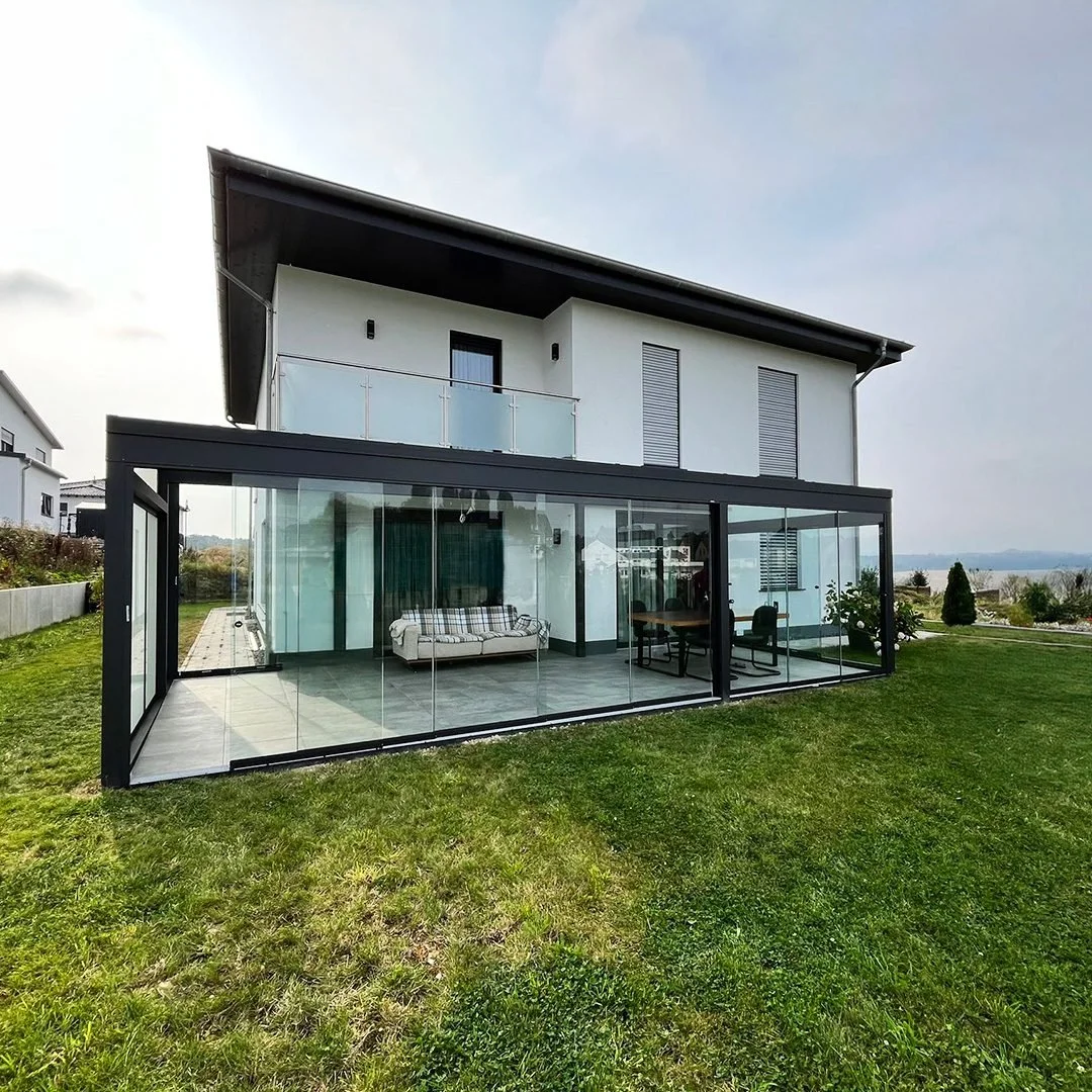 Moderner Glas-Wintergarten und Terrassenüberdachung an einem weißen Haus in Langenfeld