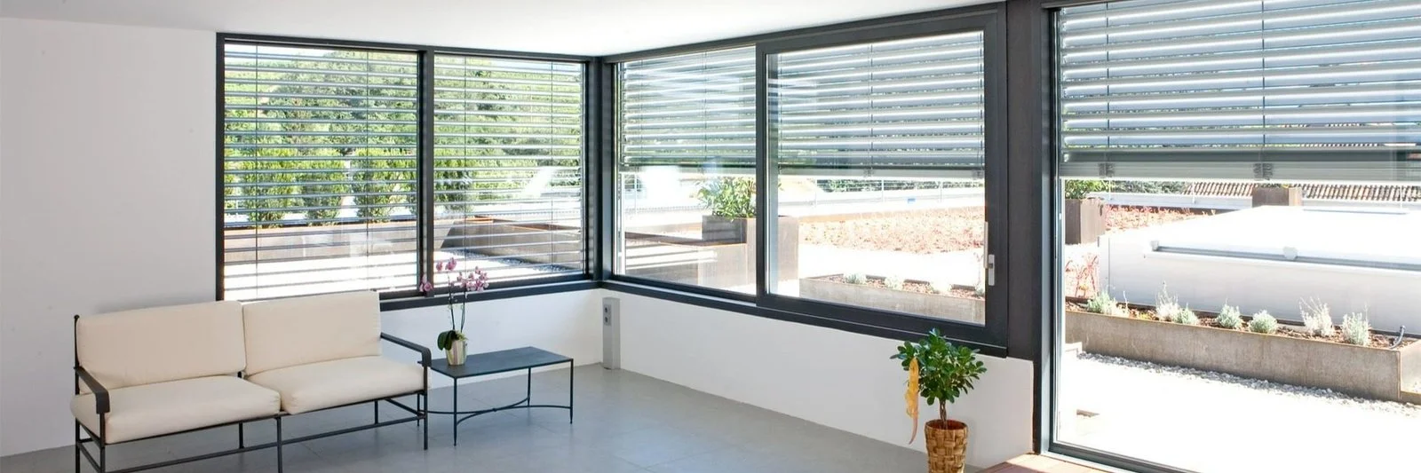 Moderne Fenster mit integrierten Rolladen in einem hellen Wohnraum – Elsfen Leverkusen