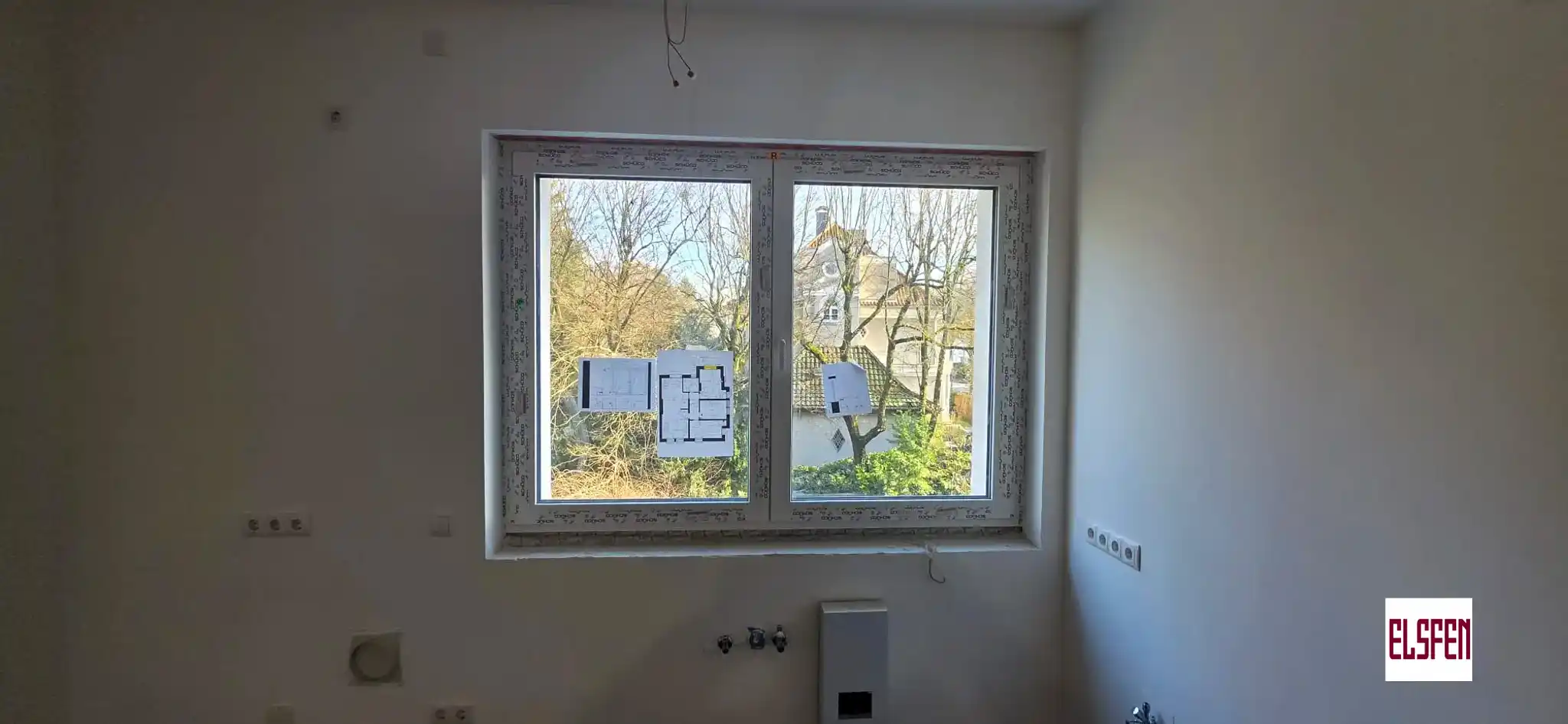 Zwei Schüco Kunststofffenster bei Badezimmer-Sanierung - Professionelle Montage während Renovierung in Leverkusen