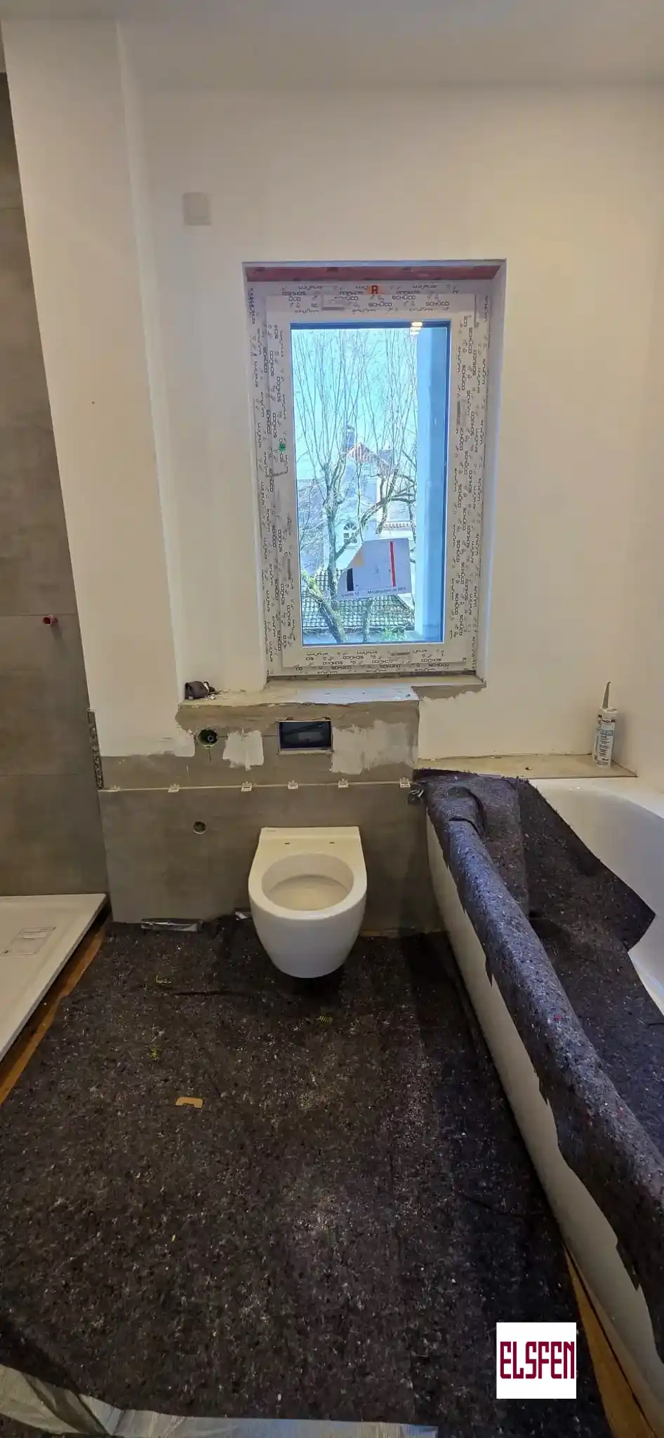 Schüco Badezimmerfenster während Montage - Fachgerechter Einbau mit Sichtschutz in Leverkusen durch Elsfen