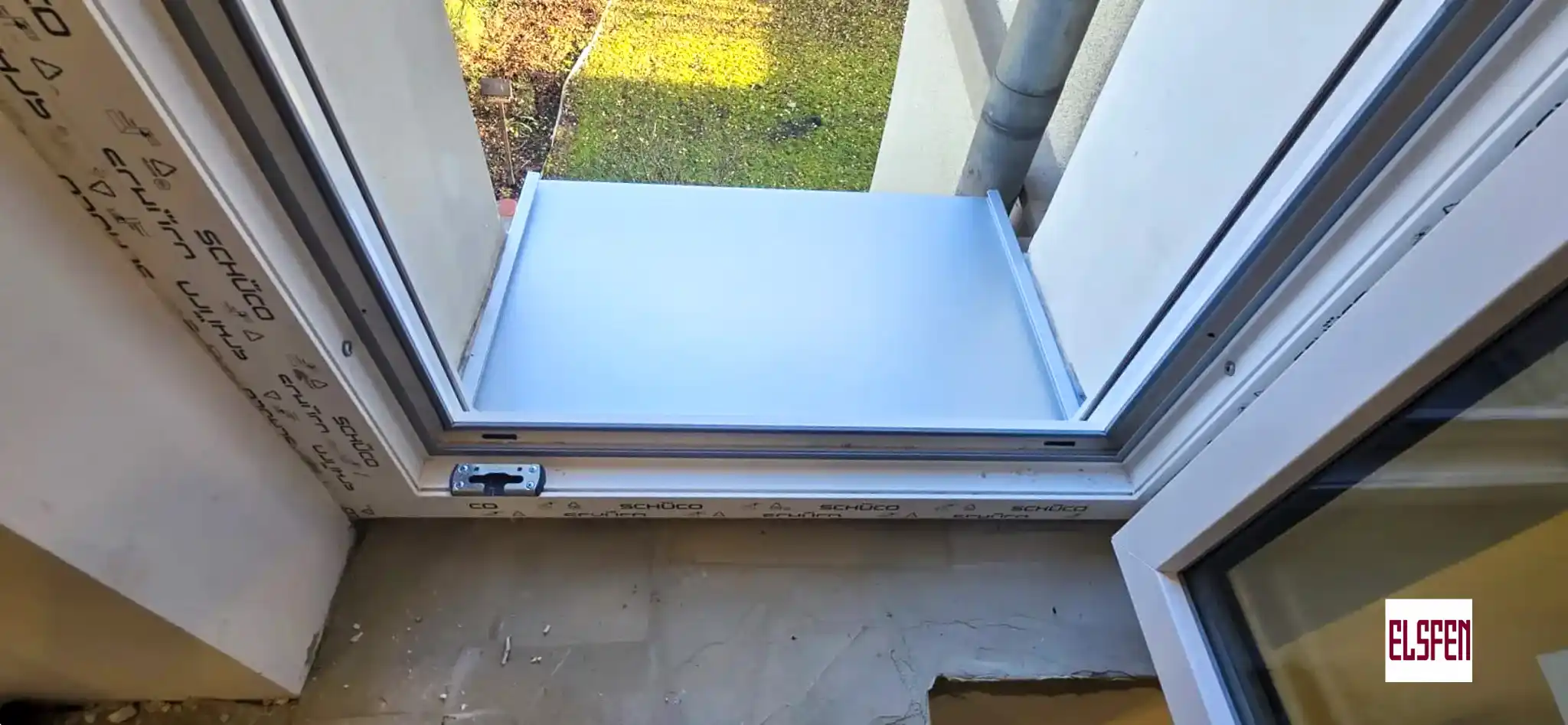 Detailaufnahme Dachfenster-Montage mit Schüco Profilen - Fachgerechter Einbau durch Elsfen Bauelemente Leverkusen