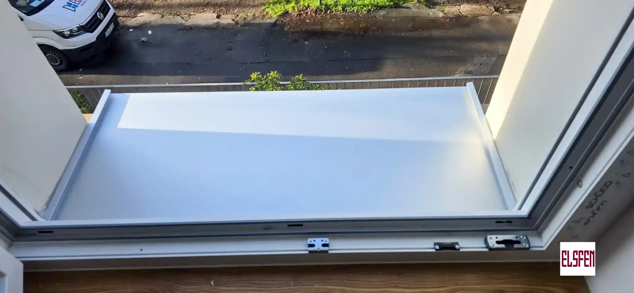 Geöffnetes Dachfenster aus Kunststoff - Funktionale Montage mit optimaler Belüftung von Elsfen Bauelemente Leverkusen