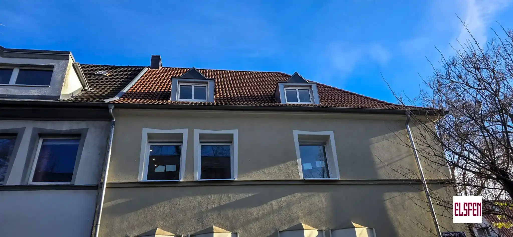 Moderne Dachgaubenfenster aus Kunststoff an saniertem Wohnhaus - Komplette Fenstersanierung durch Elsfen Leverkusen