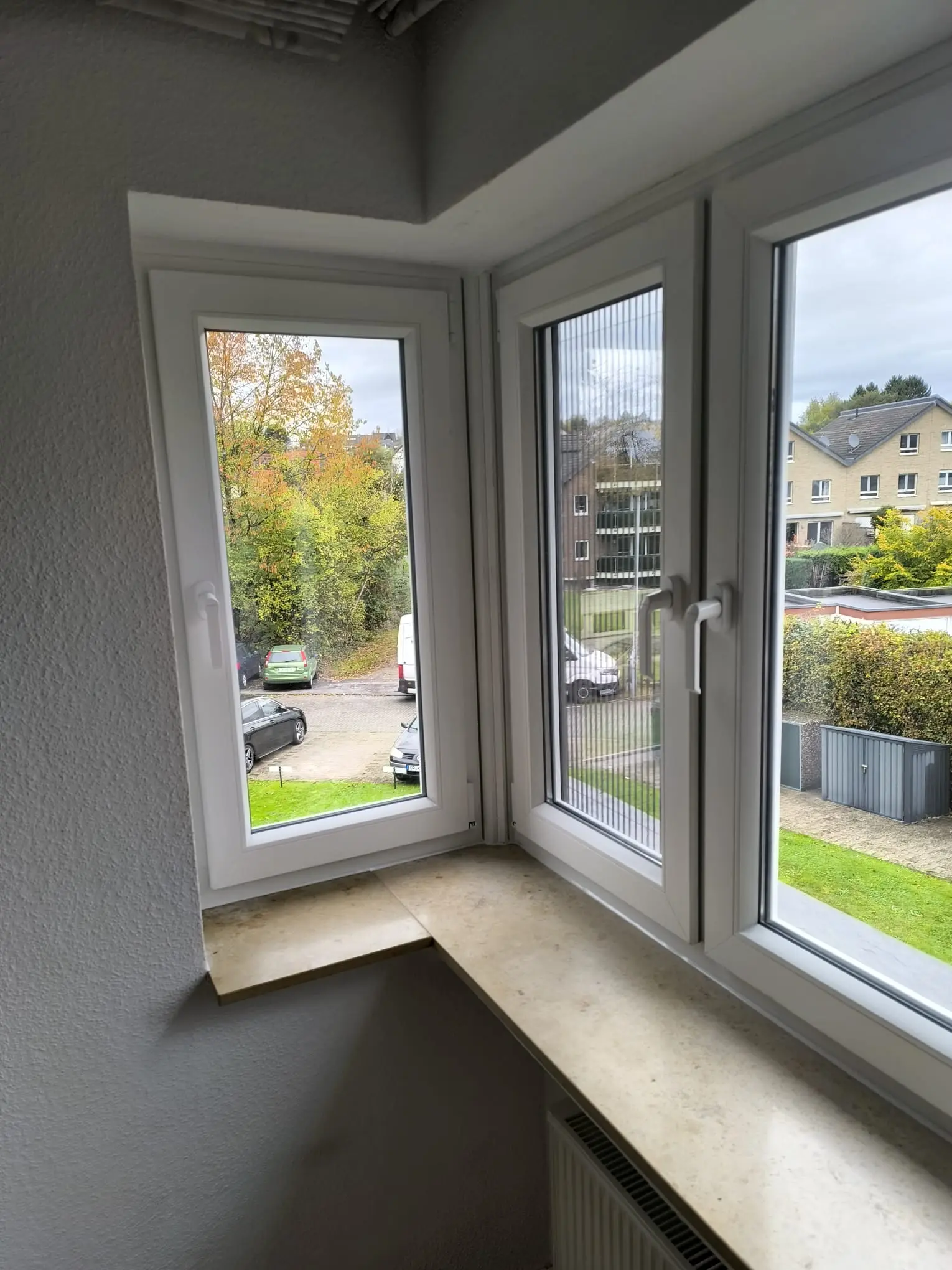 Modernes Erkerfenster aus Kunststoff mit integriertem Insektenschutzgitter - Komplettlösung von Elsfen Bauelemente Leverkusen