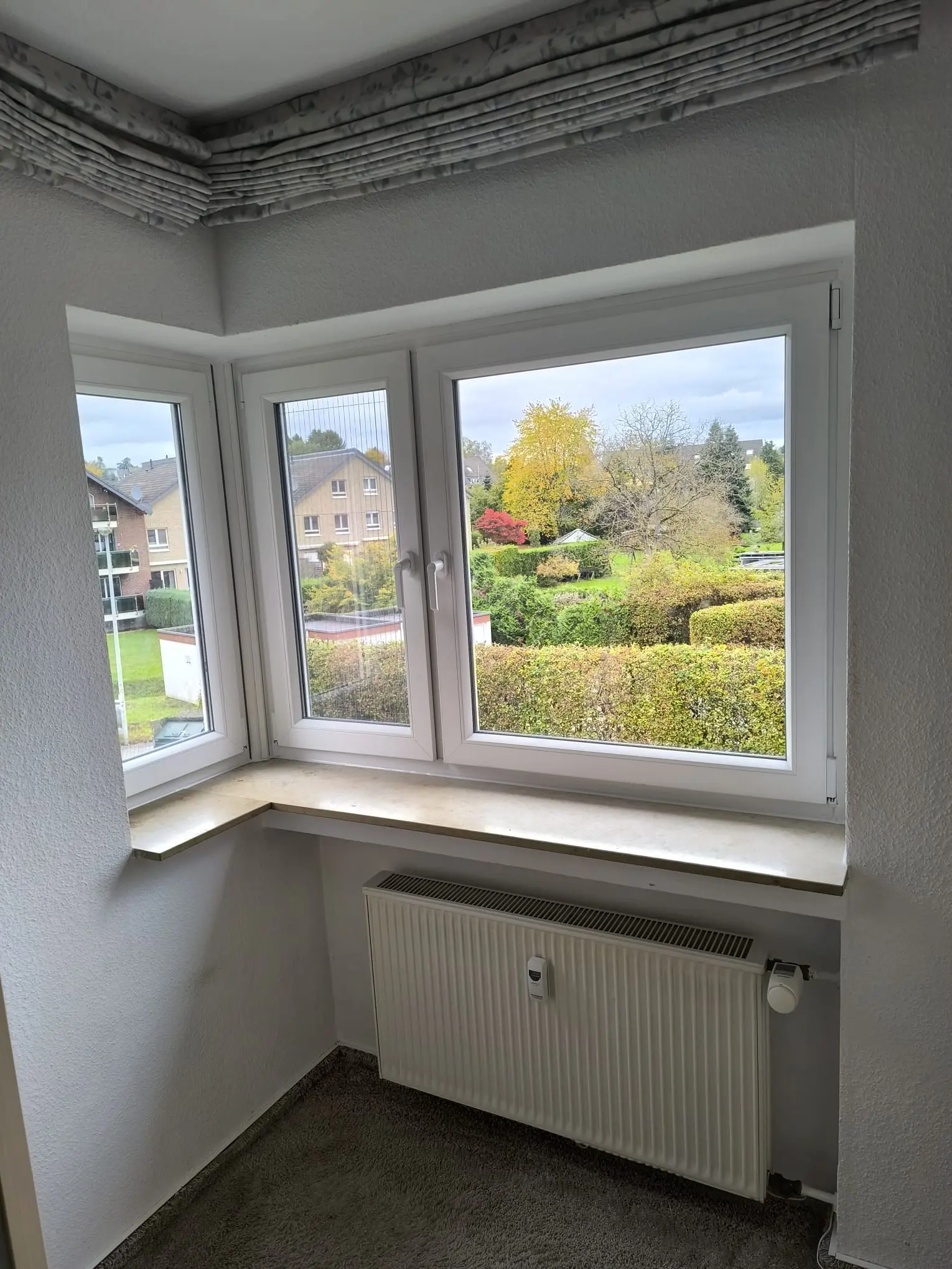 Dreiteiliges weißes Erkerfenster aus Kunststoff mit Panoramablick - Moderne Fensterlösung von Elsfen Bauelemente Leverkusen