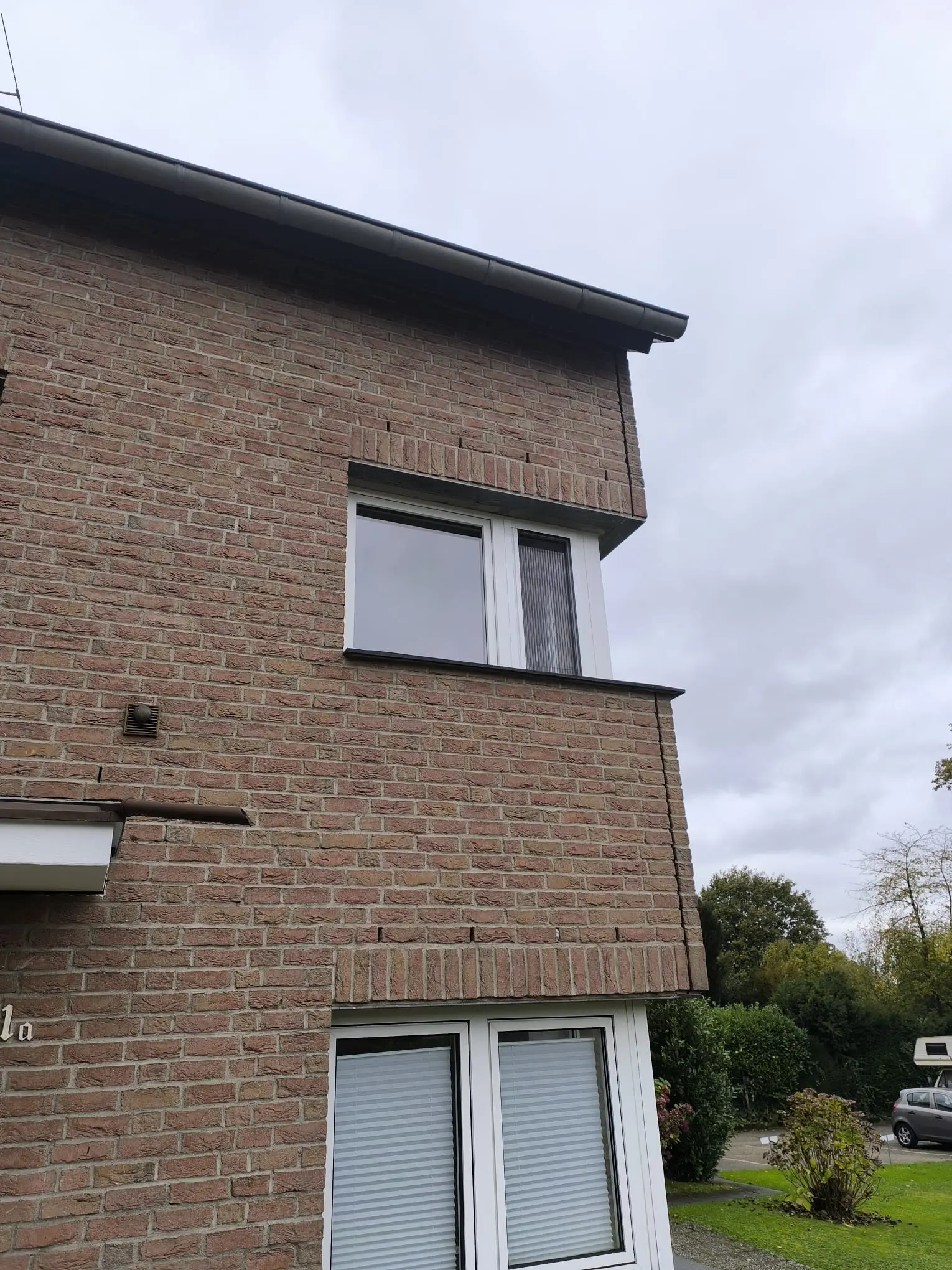 Moderne weiße Kunststofffenster mit integrierten Rollläden an Einfamilienhaus in Leverkusen - Fachgerechte Montage durch Elsfen Bauelemente