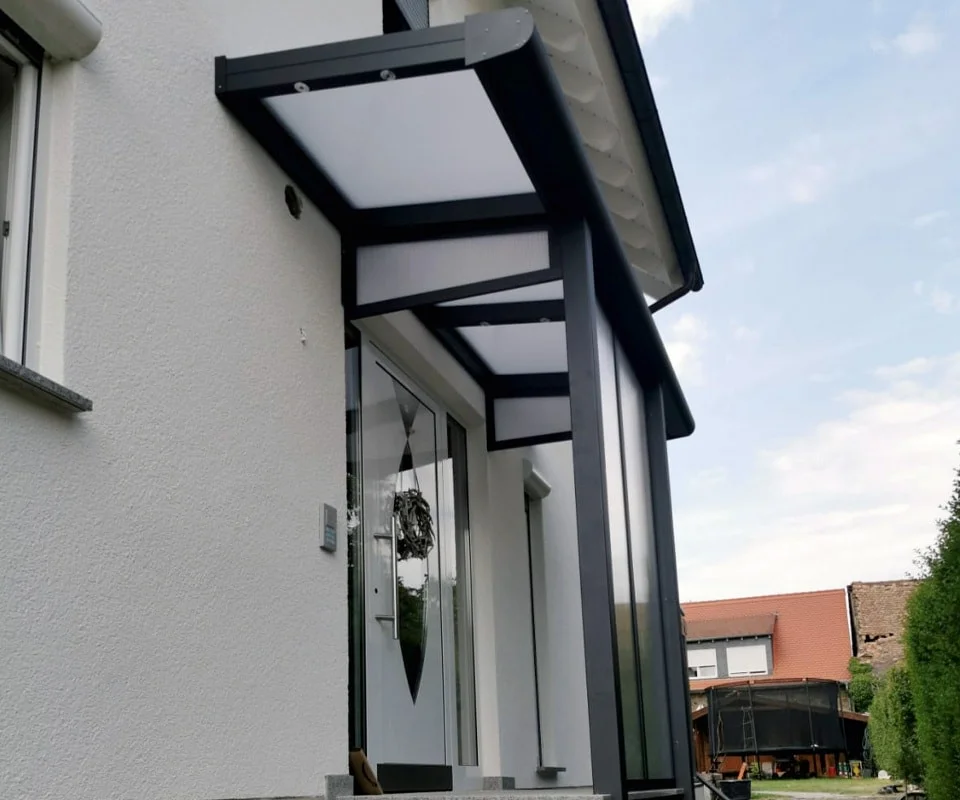 Modernes Glas-Vordach aus Aluminium in Hilden