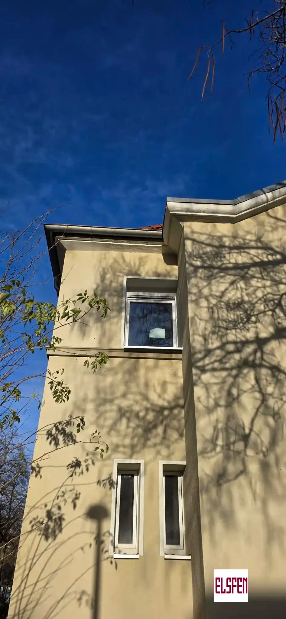 Schmale weiße Kunststofffenster an saniertem Einfamilienhaus in Leverkusen - Fachgerechte Renovierung durch Elsfen Bauelemente