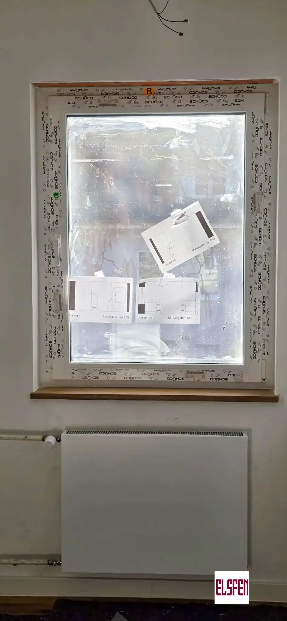Frisch montiertes Schüco Kunststofffenster mit Schutzfolie - Professionelle Installation durch Elsfen Bauelemente Leverkusen