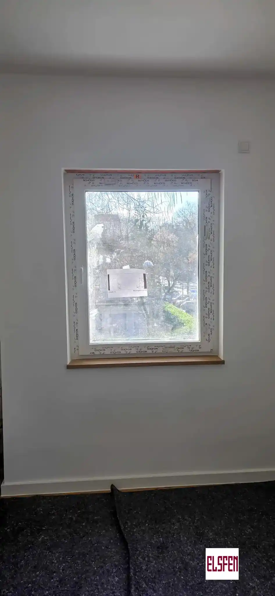 Schüco Kunststofffenster mit edler Holzfensterbank - Hochwertige Fensterlösung von Elsfen Bauelemente Leverkusen