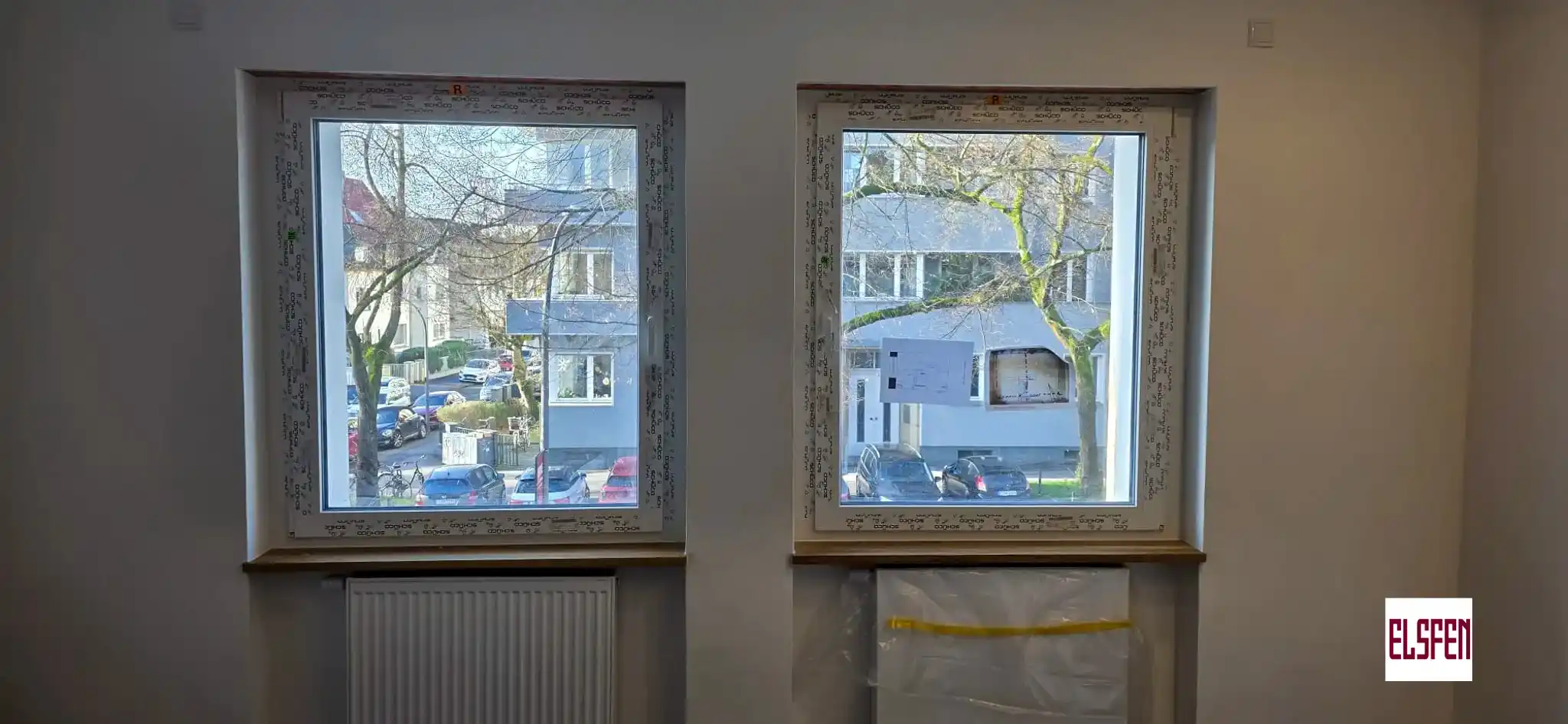 Zwei moderne Schüco Kunststofffenster mit edlen Holzfensterbänken - Professionelle Installation in Leverkusen