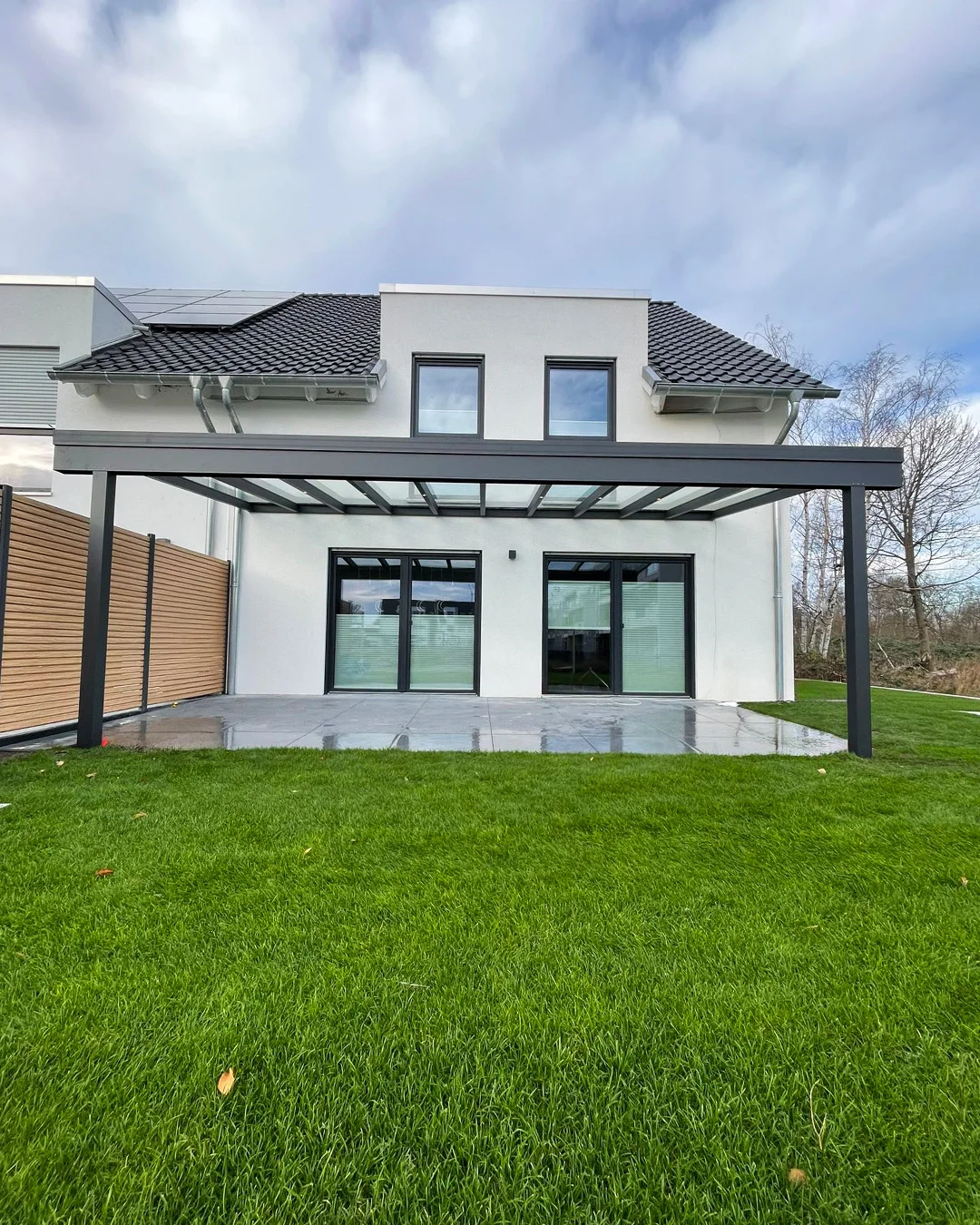 Modernes Aluminium-Terrassendach mit Glas in Leverkusen
