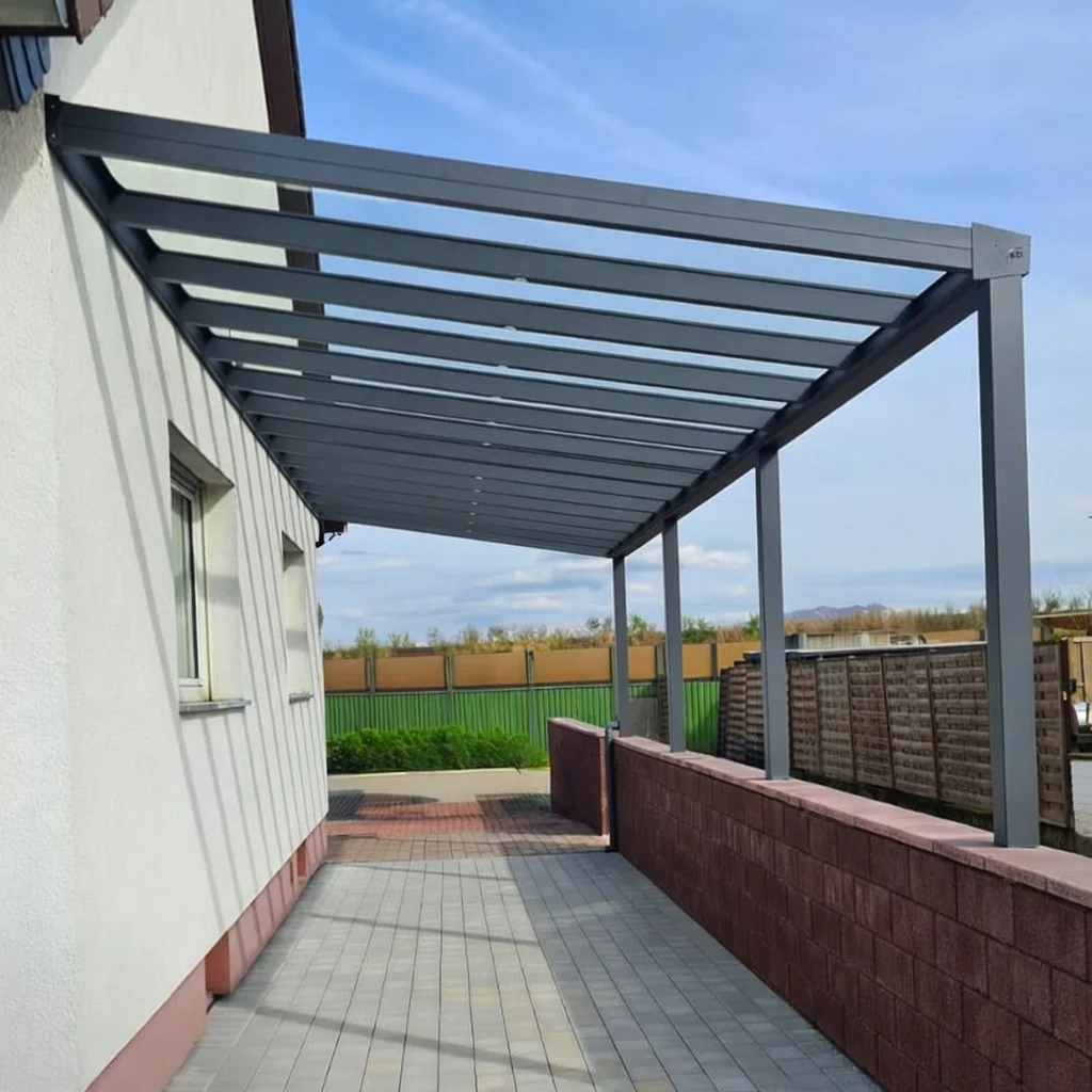 Aluminium-Terrassenüberdachung in Anthrazit mit Glasdach am Balkon in Monheim am Rhein