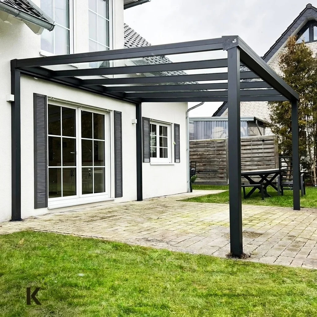Aluminium-Terrassenüberdachung in Anthrazit mit Glasdach im Garten in Leverkusen