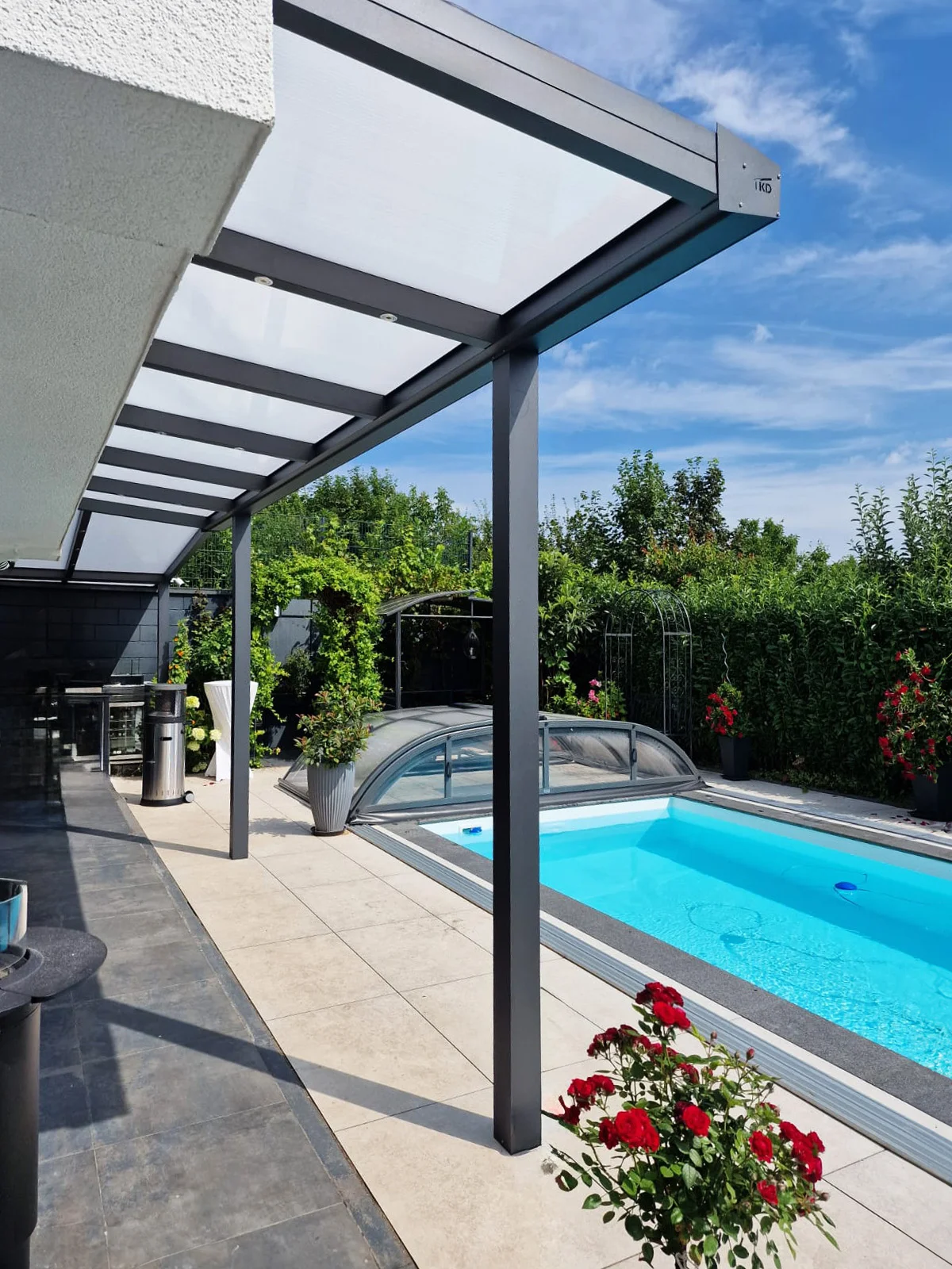 Aluminium-Terrassenüberdachung in Anthrazit mit Glasdach in Leverkusen