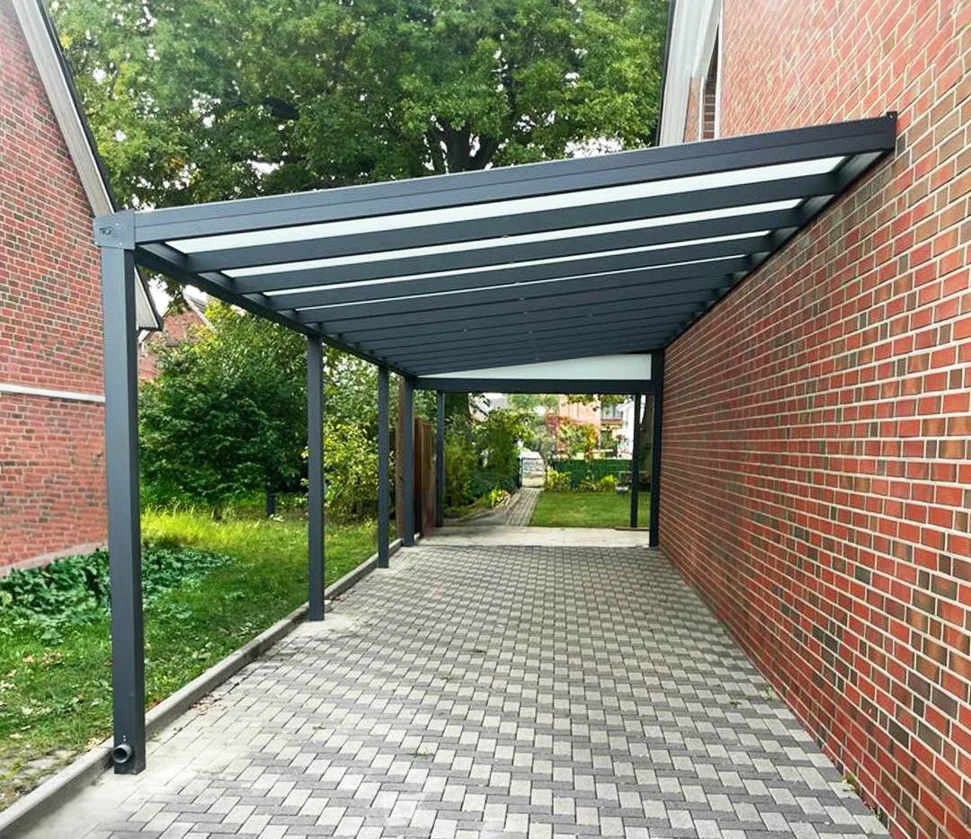Aluminium-Terrassenüberdachung in Anthrazit am Klinkerhaus in Köln