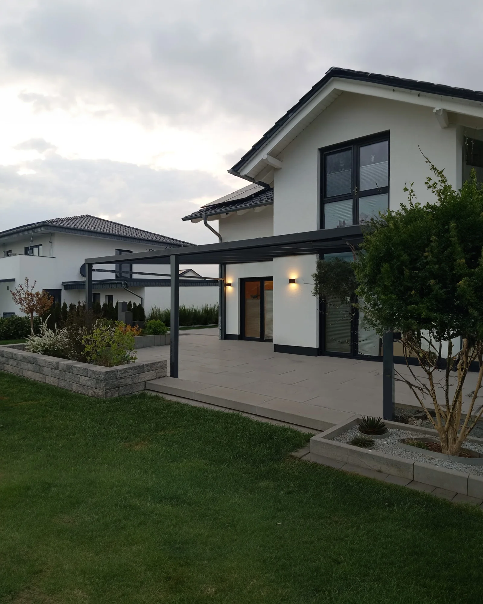 Aluminium Terrassenüberdachung Anthrazit Modernes Einfamilienhaus Leichlingen – Elsfen Bauelemente
