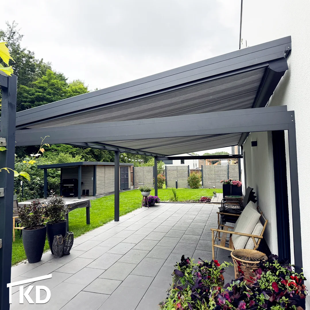 Aluminium Terrassenüberdachung in Anthrazit an modernem Haus in Solingen