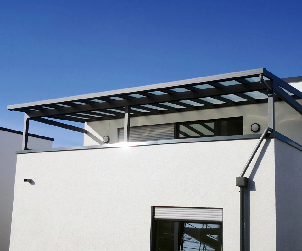 Aluminium-Balkonüberdachung in Anthrazit mit Glasdach an einem Neubau in Leverkusen