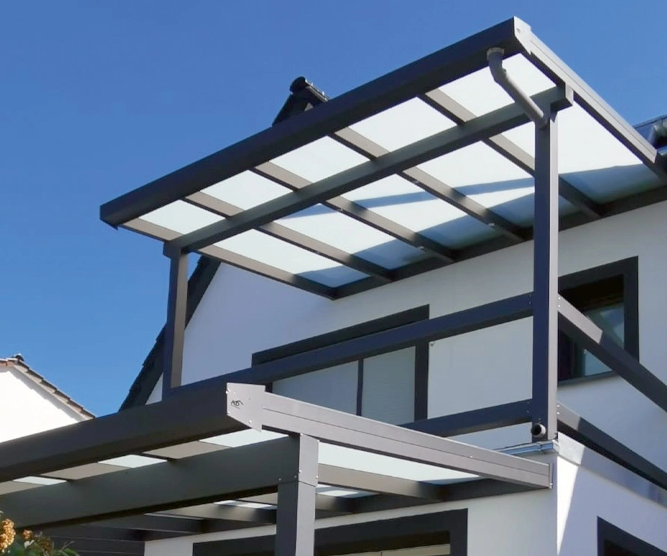 Balkonüberdachung in Anthrazit mit Glasdach und Flachdach, modernes Design in Köln