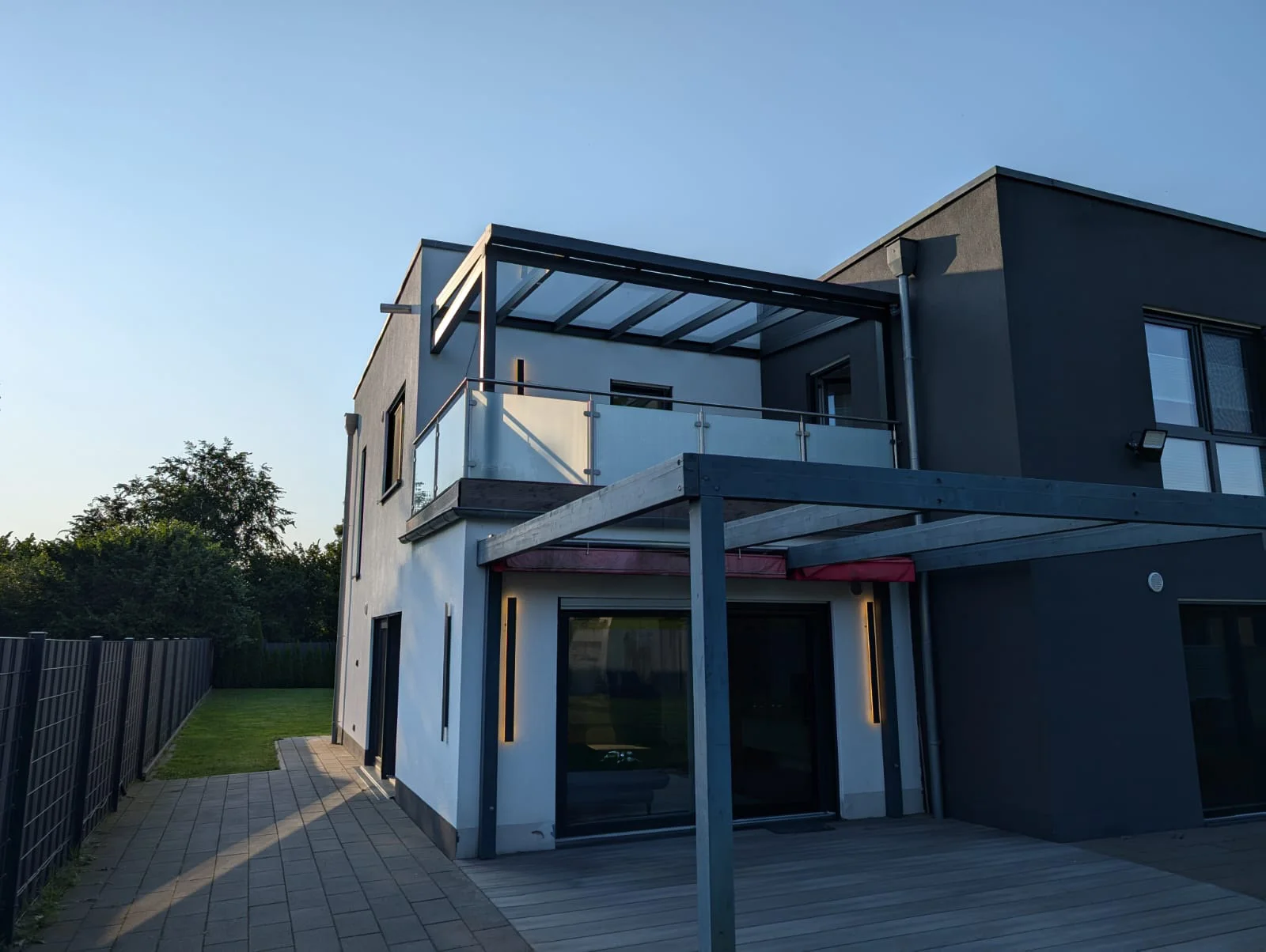 Balkonüberdachung auf einer Dachterrasse in Anthrazit bei Abendsonne in NRW