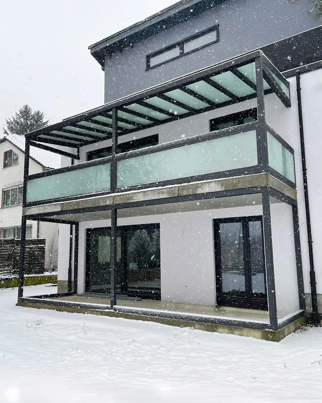 Verglaste Balkonüberdachung in Anthrazit im Winter mit Schnee