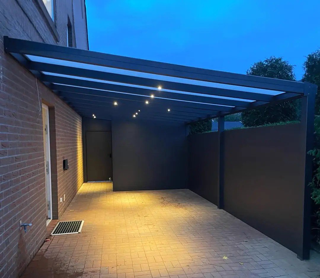 Aluminium-Carport in Anthrazit mit LED-Beleuchtung bei Nacht in Langenfeld