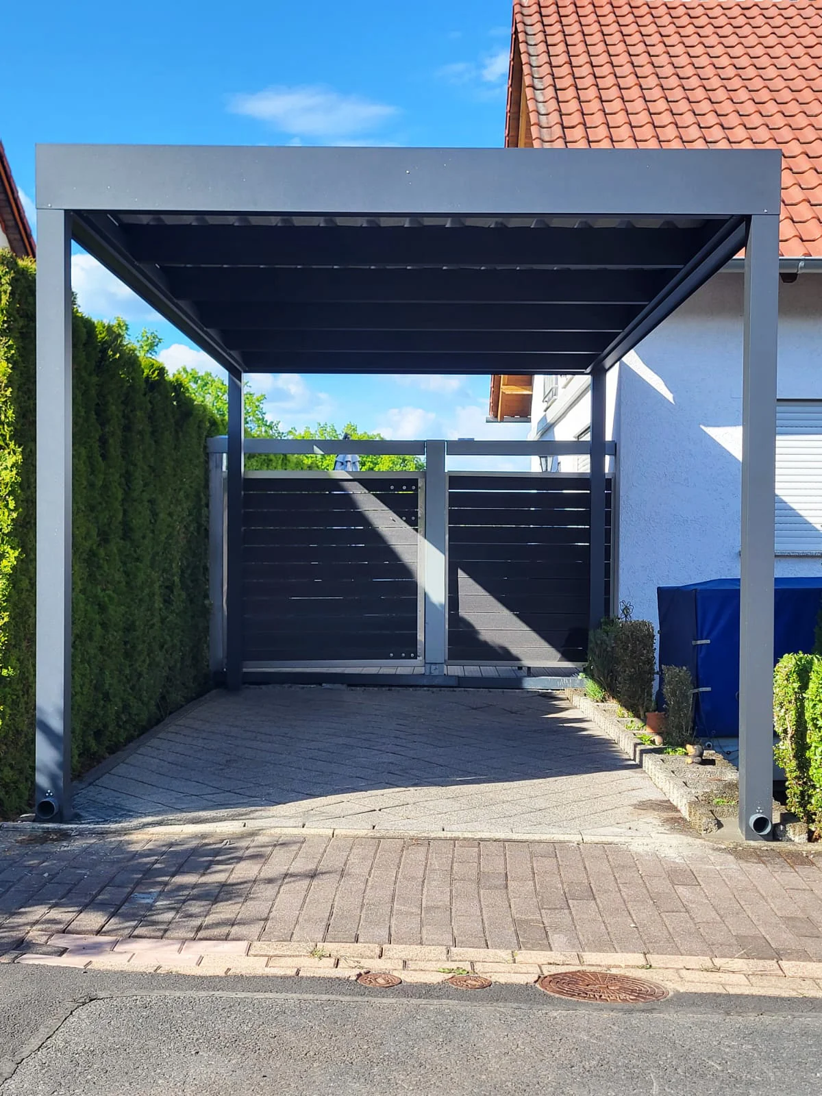 Carport mit Aluminium-Schiebetor mit Lamellen in Anthrazit in Köln