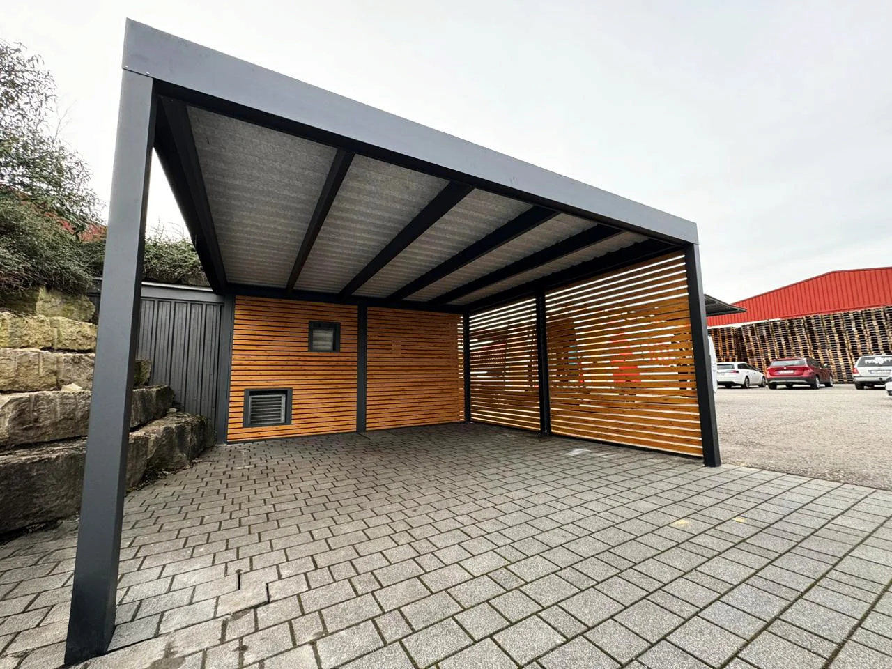 Carport mit integriertem Geräteraum, Seitenpaneelen und Trapezdach in Leverkusen