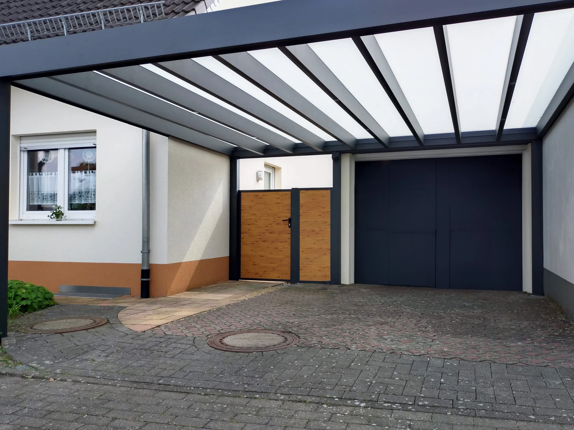 Carport mit Stegplatten, Eingangstür und Sektionaltor in Düsseldorf